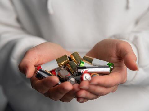 Batterier i størrelsen AA og AAA til test