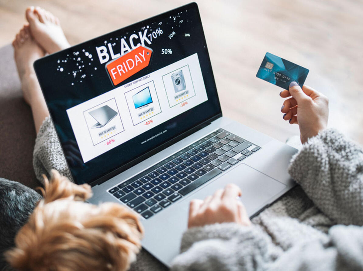 Kvinde køber varer på Black Friday og på Cyber monday