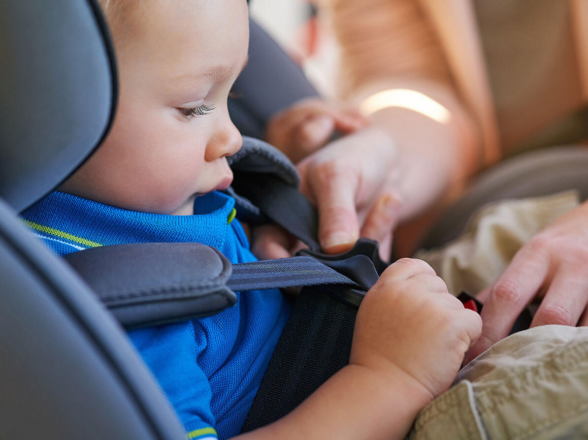 Baby bliver spændt fast i autostol