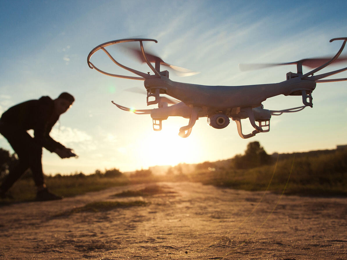 Person der flyver med drone og skal have styr på reglerne