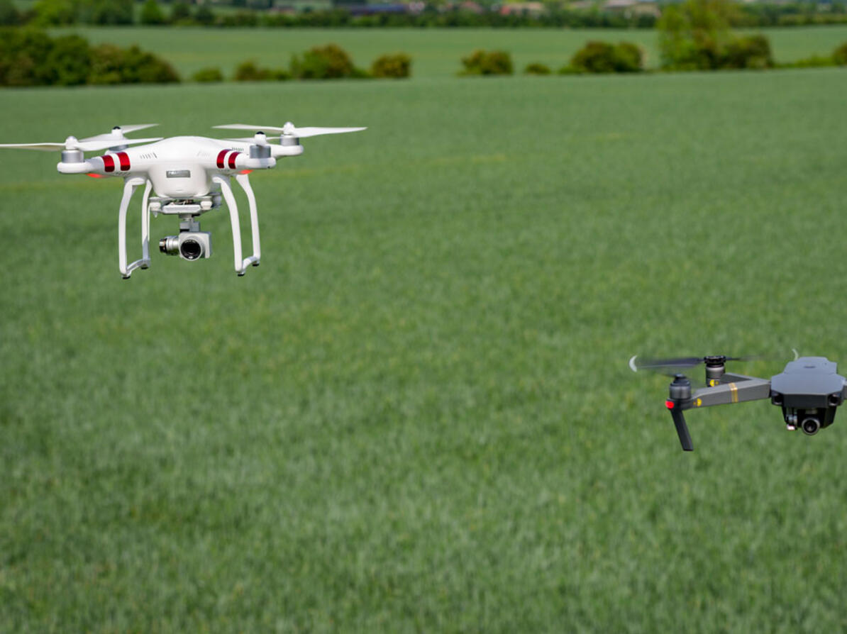 To droner der flyver