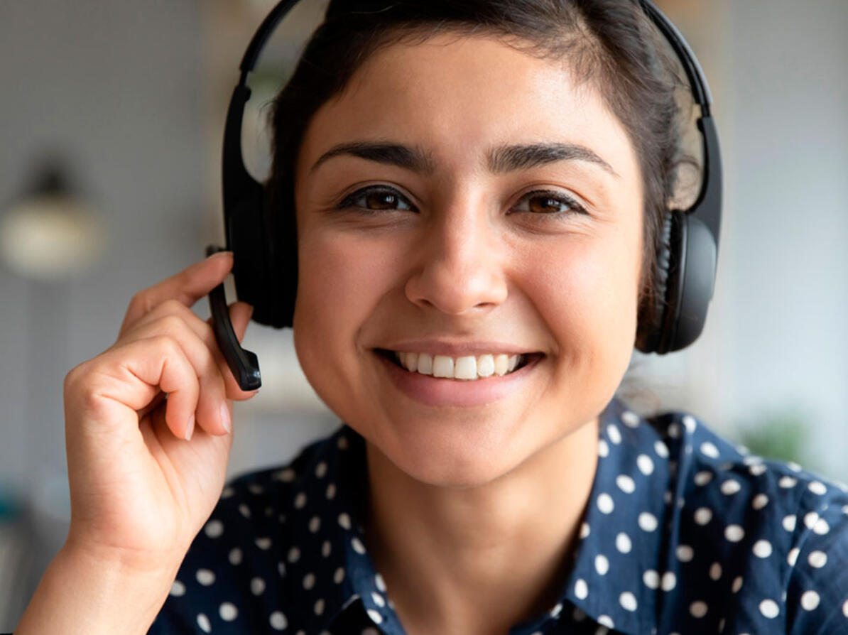 Kvinde sidder headphones på og rådgiver om rettigheder