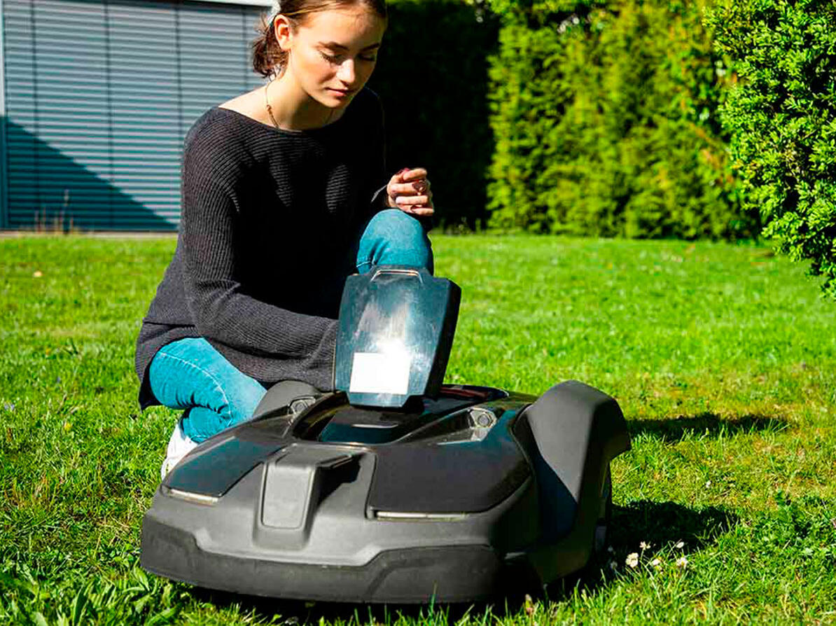 Person ordner sin robotplæneklipper