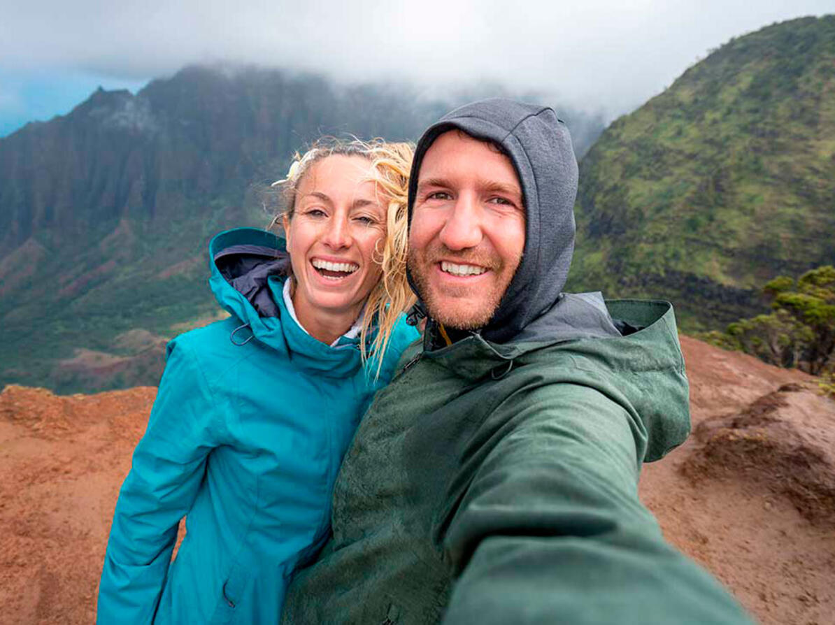 To personer tager et selfie i naturen