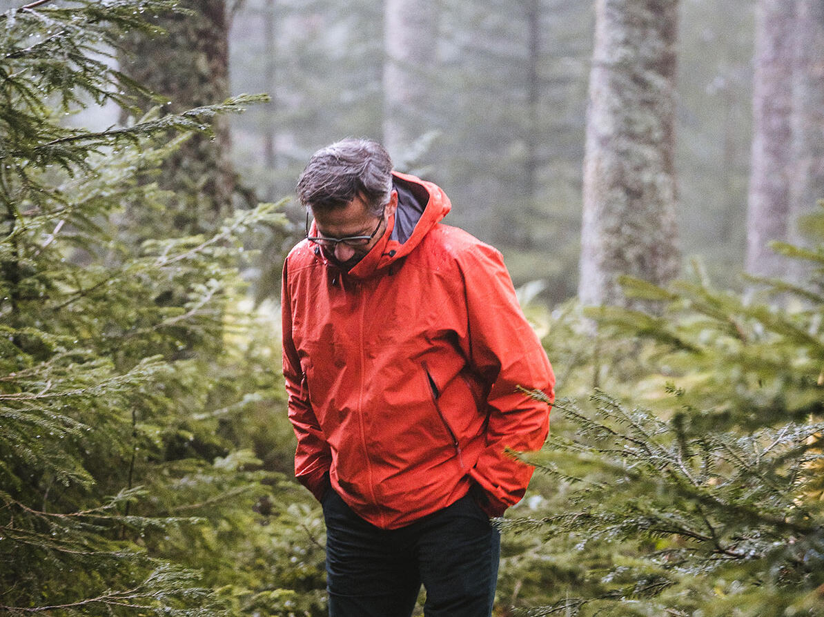 Mand står ude i en skov