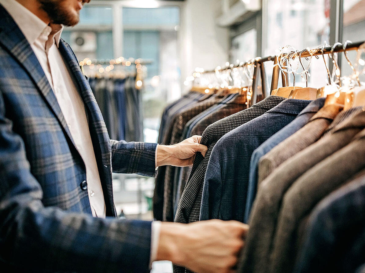 Mand shopper efter tilbud jakkesæt og skal undgå ulovlige priser 