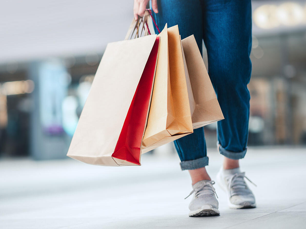 en person går med shoppingposer og skal undgå at blive snydt af tilbud