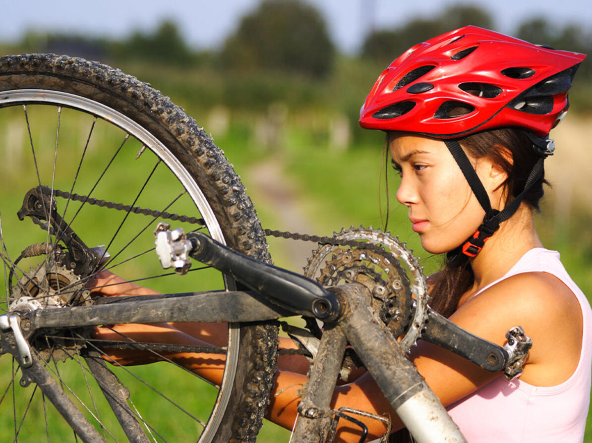 kvinde ser på sine gear på sin cykel