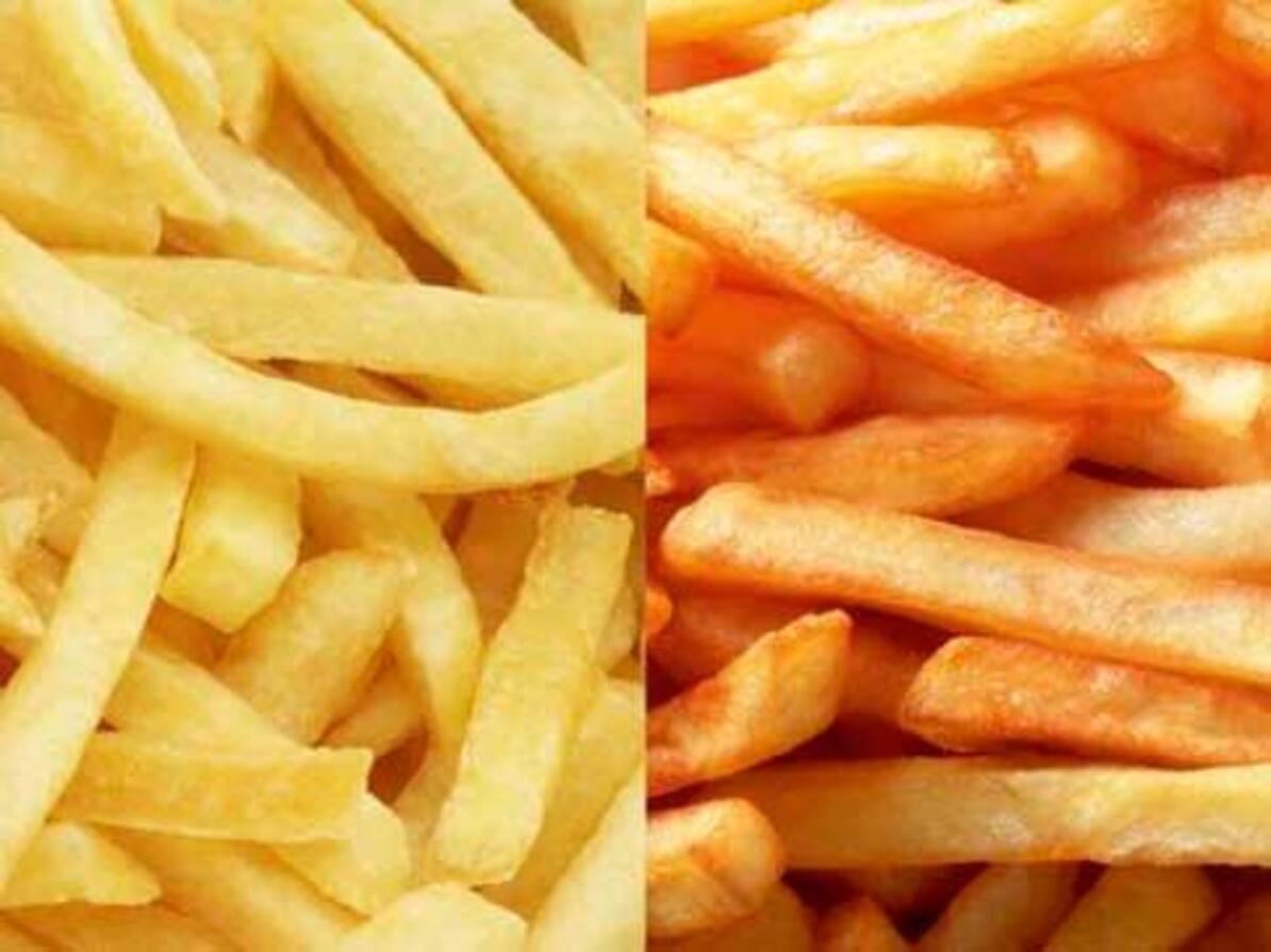 pommes frites stegt for meget ved siden af pommes frites, der er stegt korrekt for at undgå akrylamid. 