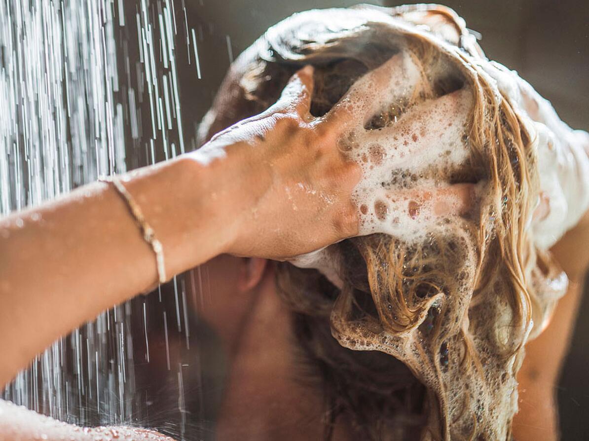 kvinde bruger shampoo