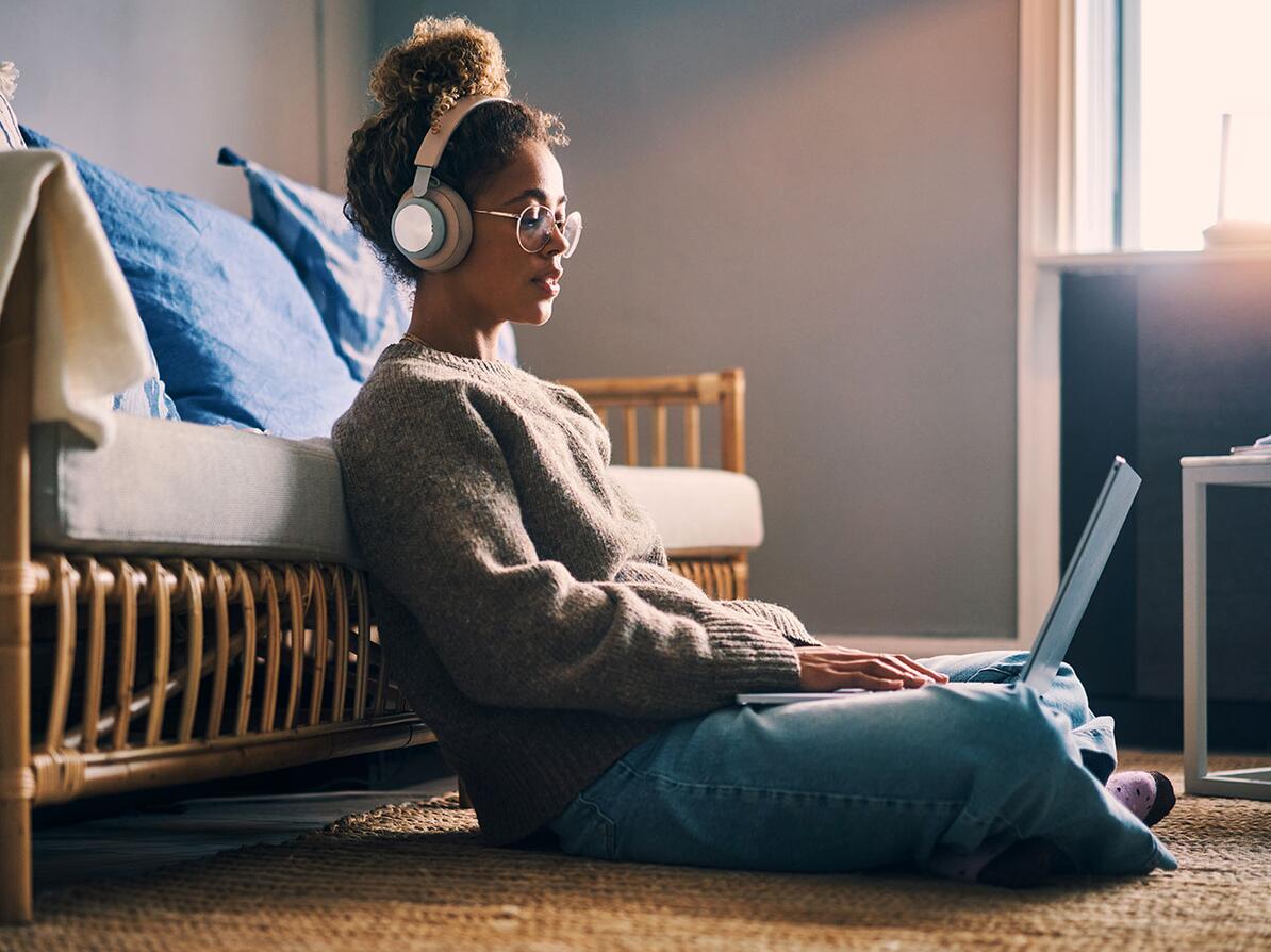 Kvinder sidder med sin computer