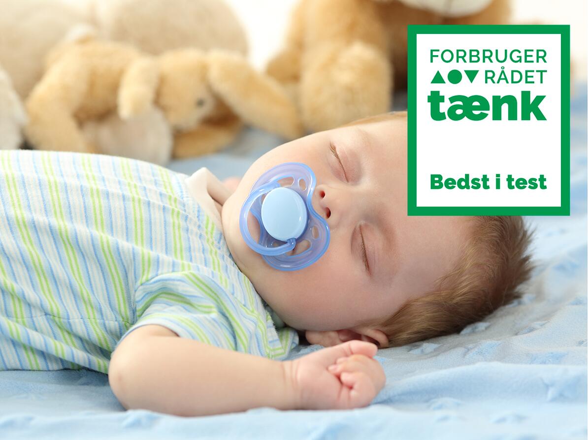 En baby sover med en sut i munden