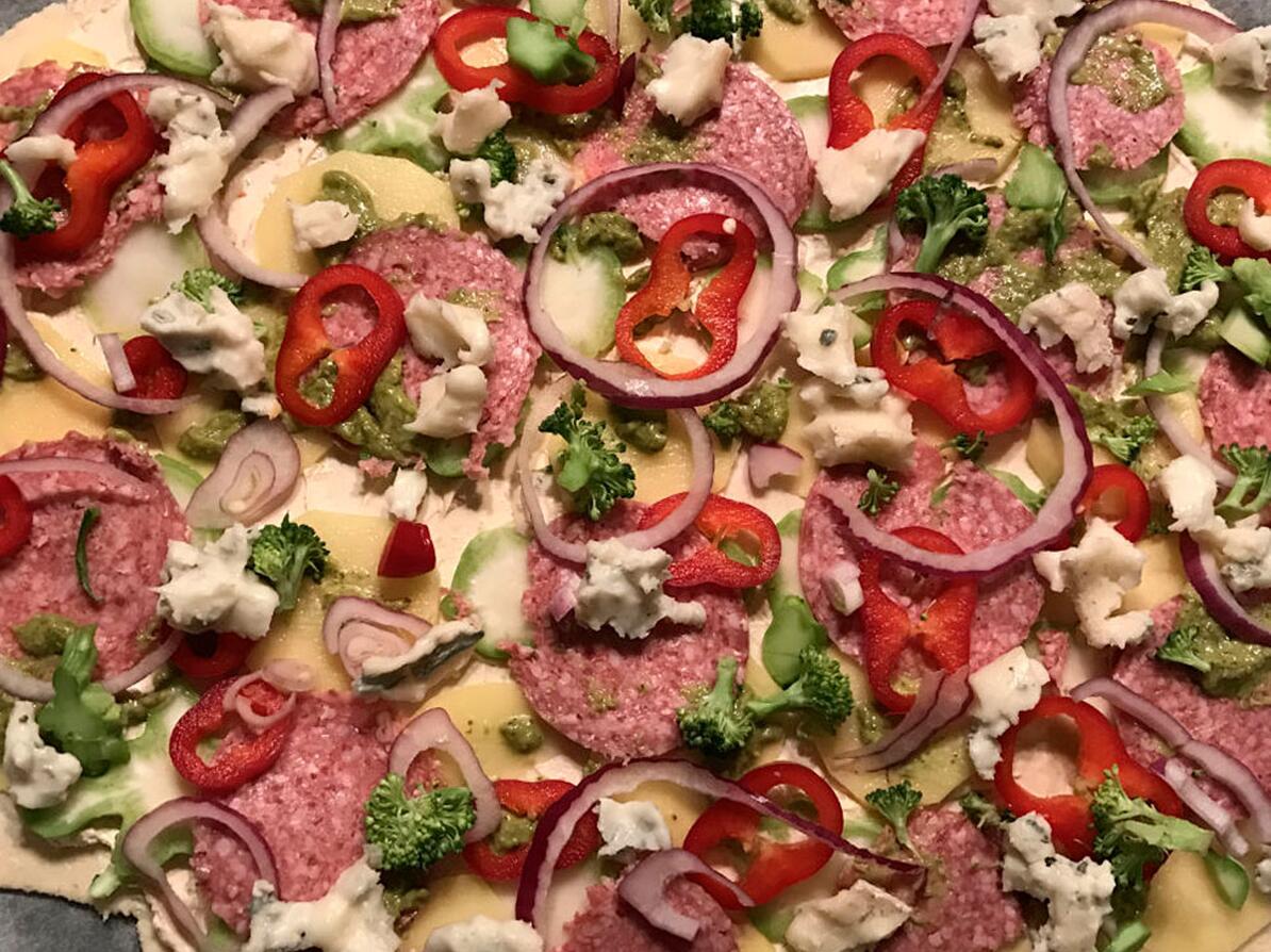 Pizza, som er god restemad, fordi du kan putte næsten alt på en pizza.
