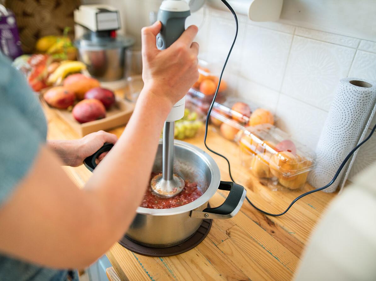 Person bruger stavblender til at lave mad