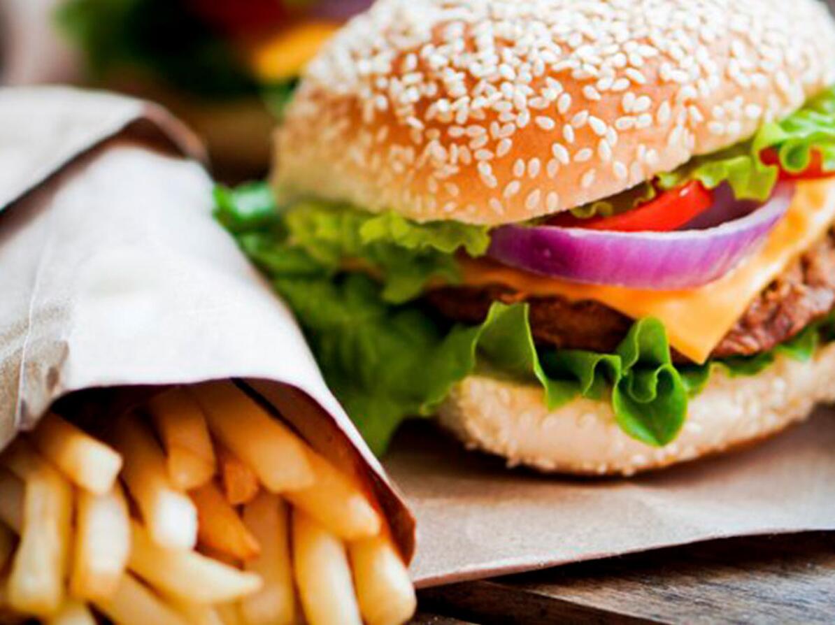 Burger og pommes frittes indeholder meget fedt og salt.