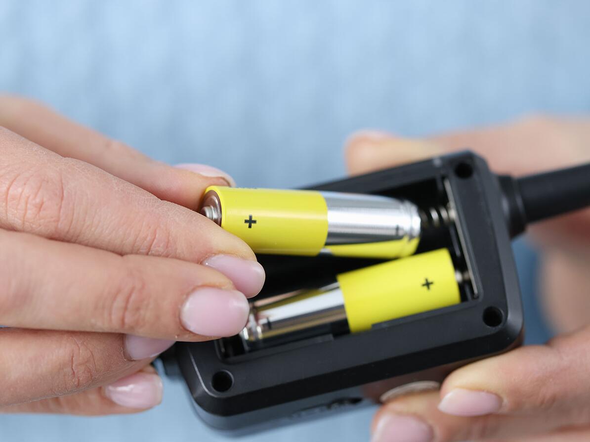 Person sætter sine batterier til opladning