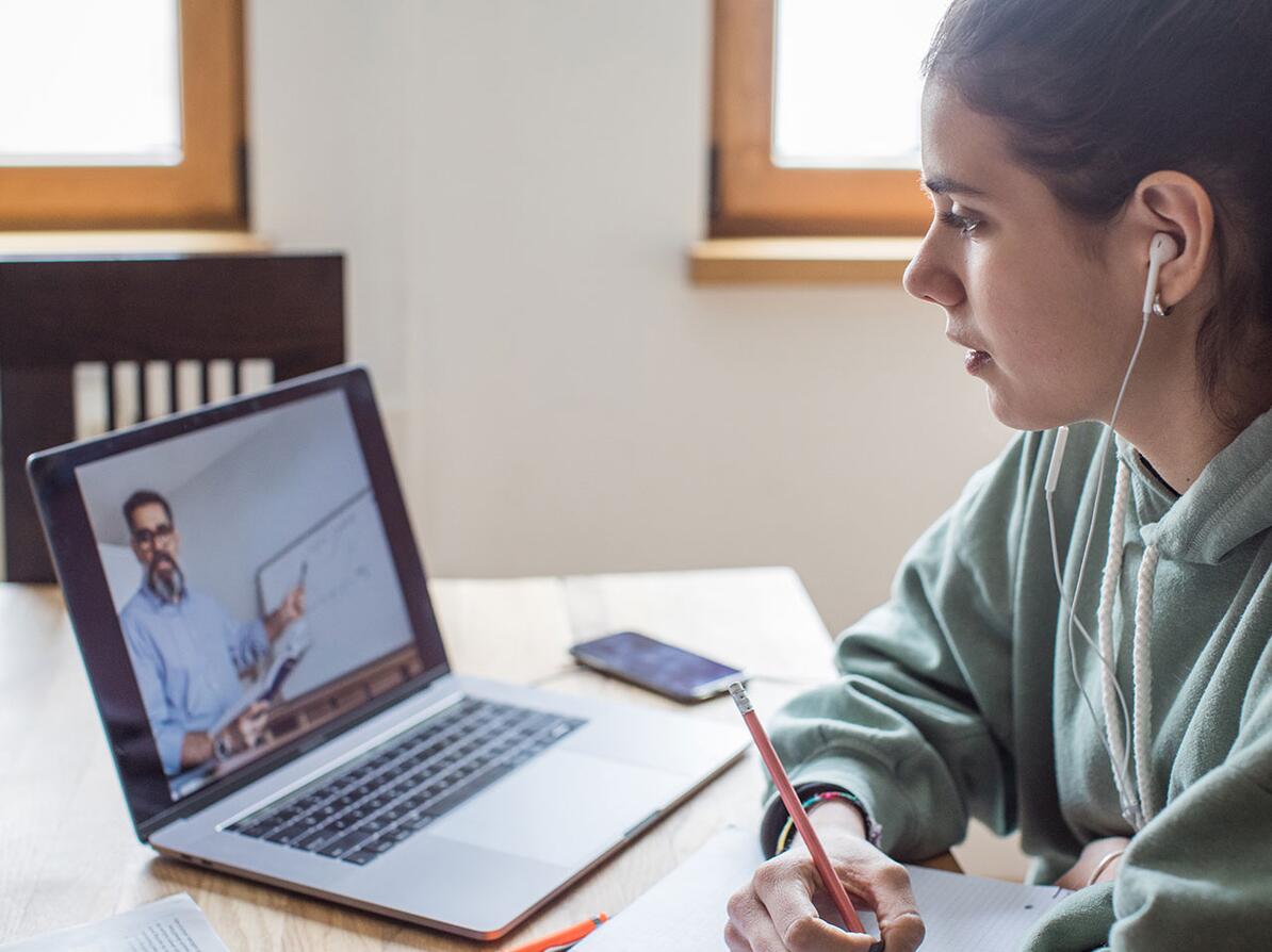 Kvinder har et onlinemøde