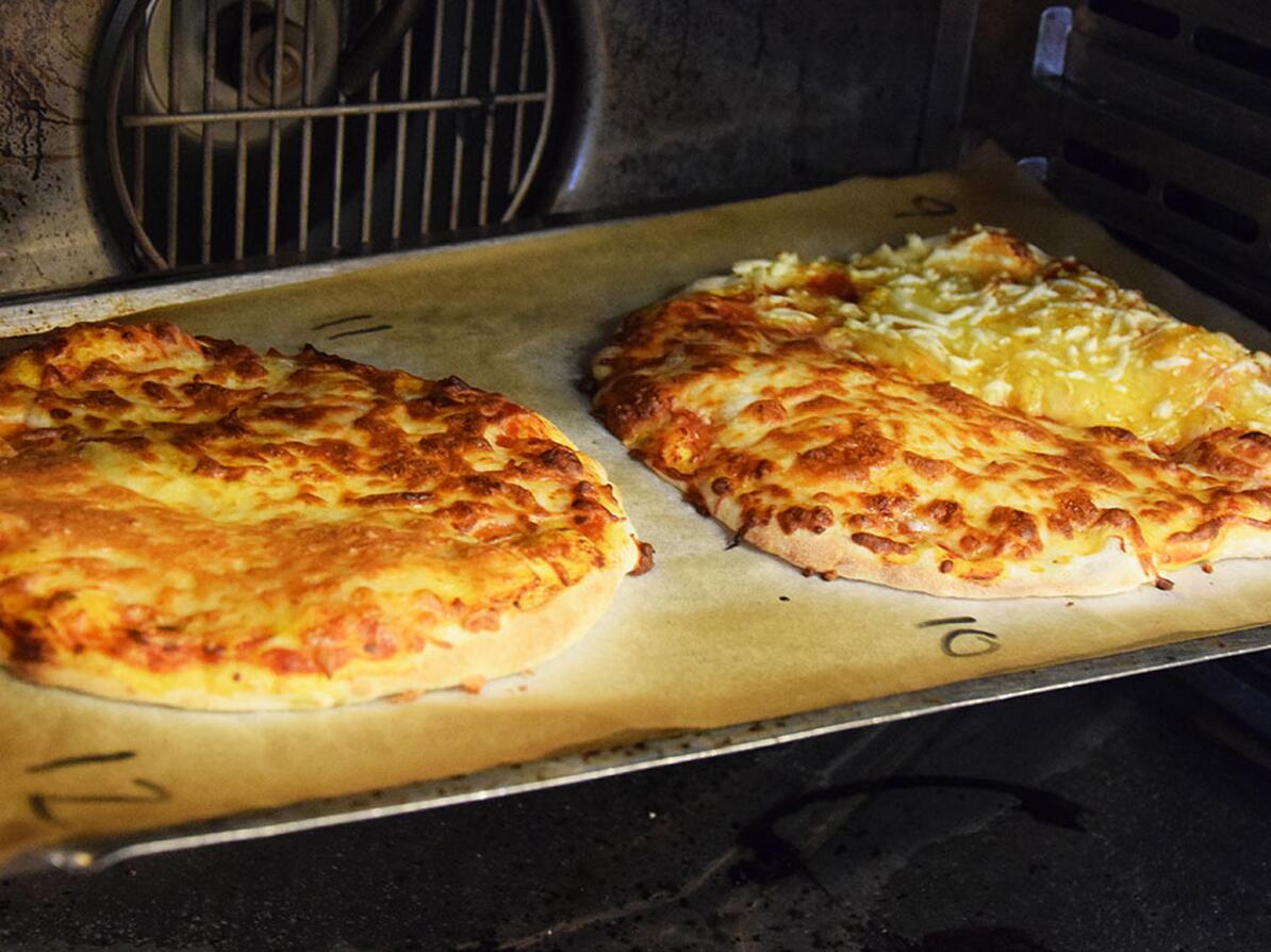 To pizzaer med hver deres pizzatopping på