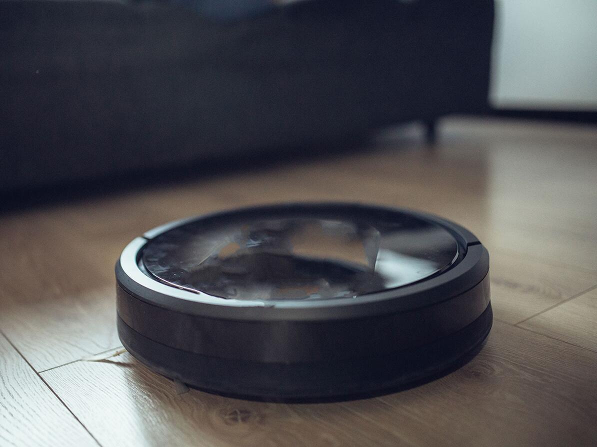 Robotstøvsuger på gulv