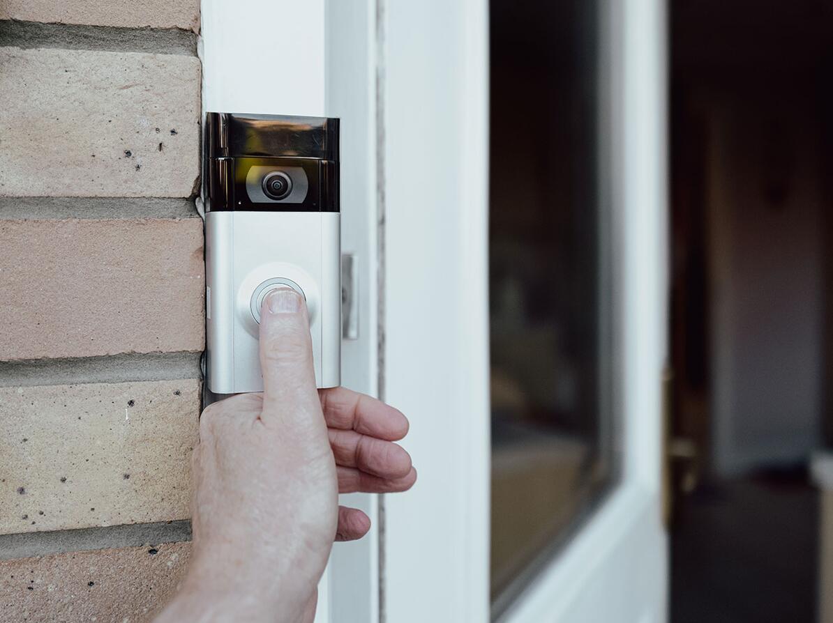 Person ringer på trådløs ringeklokke