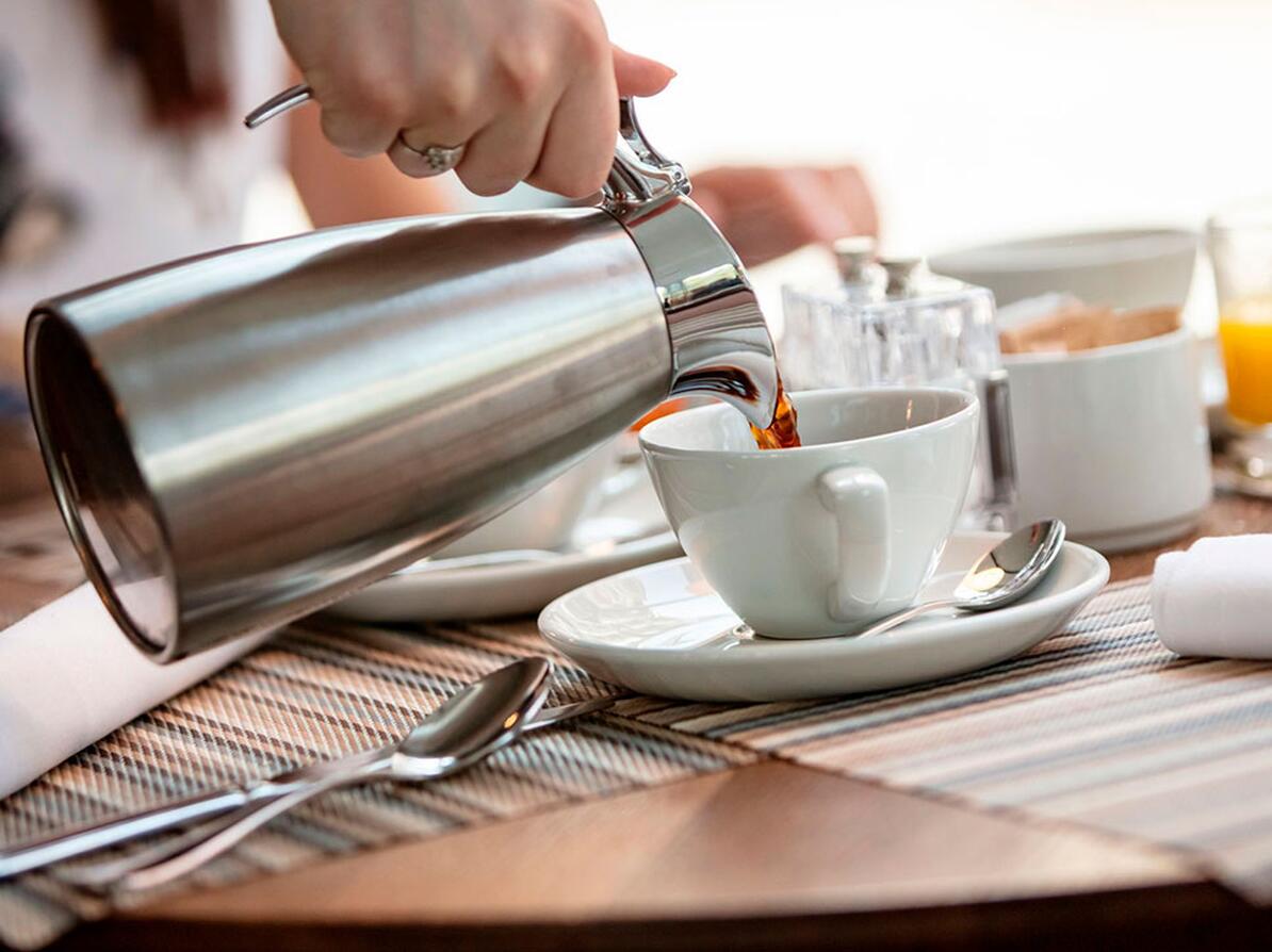 Termokande med kaffe, der er passet godt på