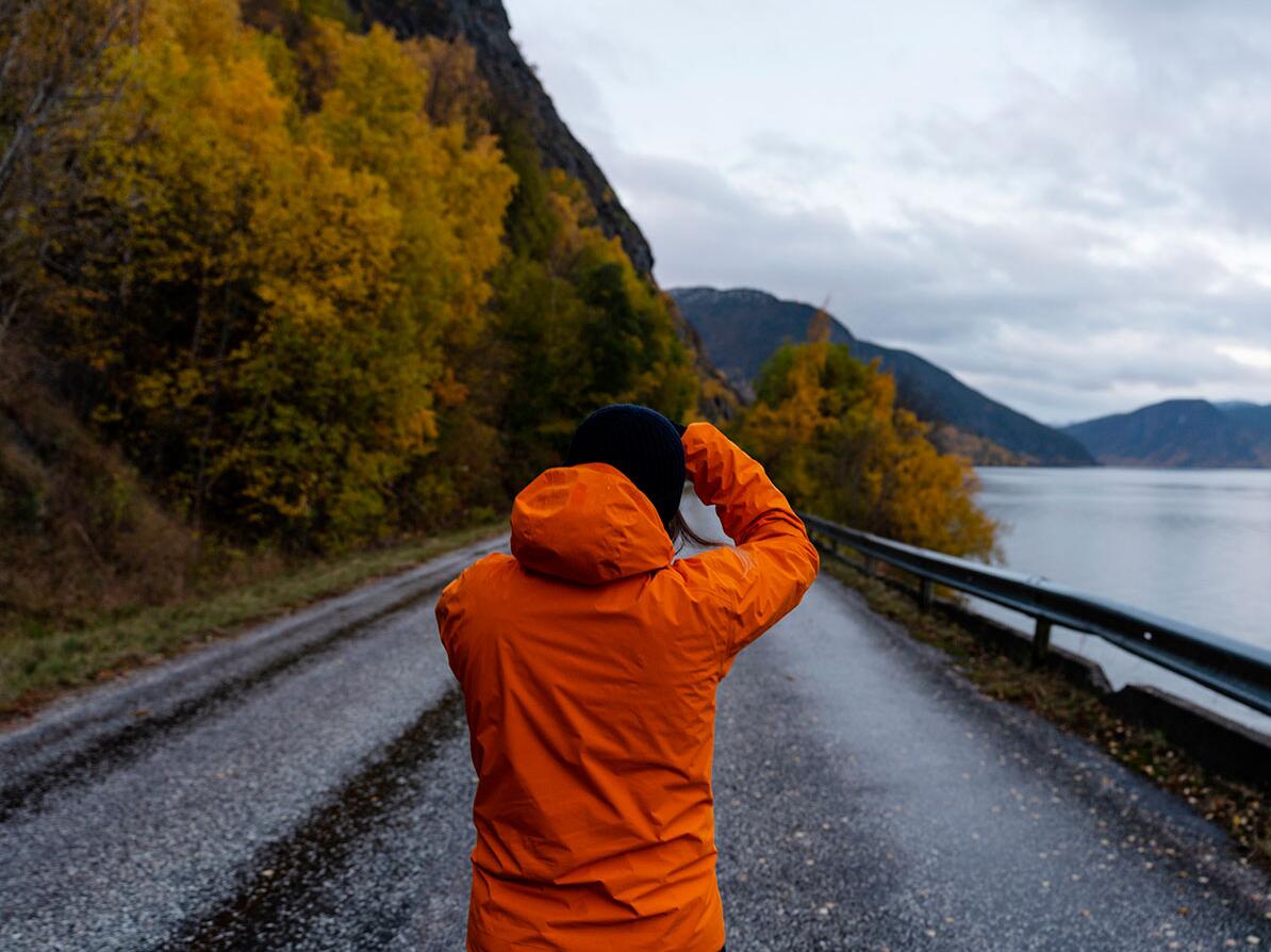 Person står på en vej og kigger på naturen