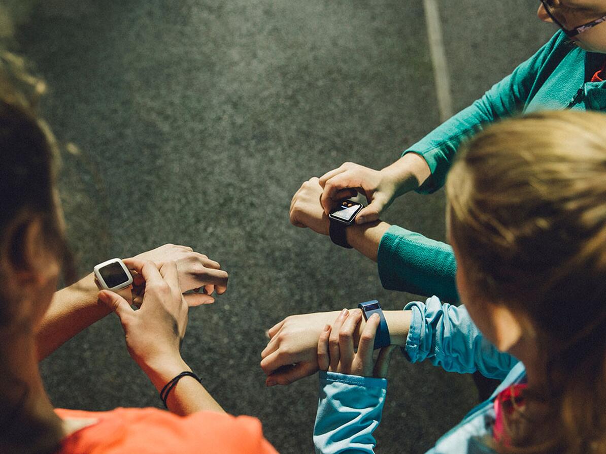 Tre personer har et smartwatch, aktivitetsmåler og løbeur på