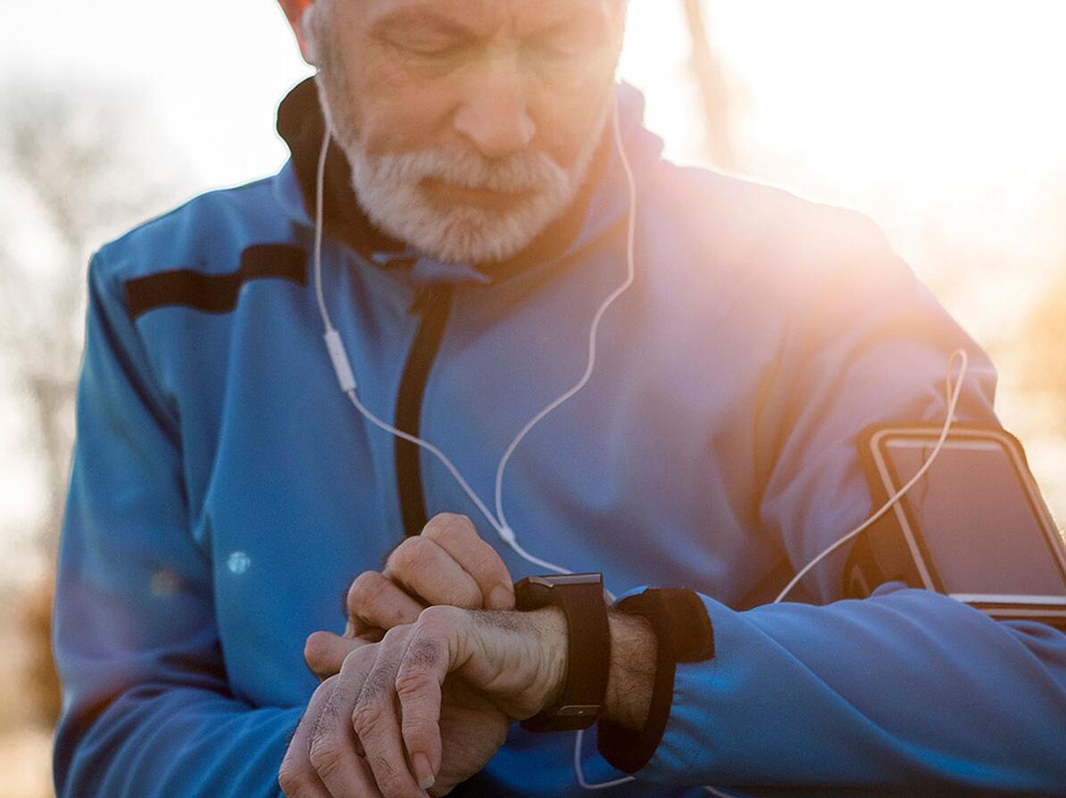 Person med smartwatch