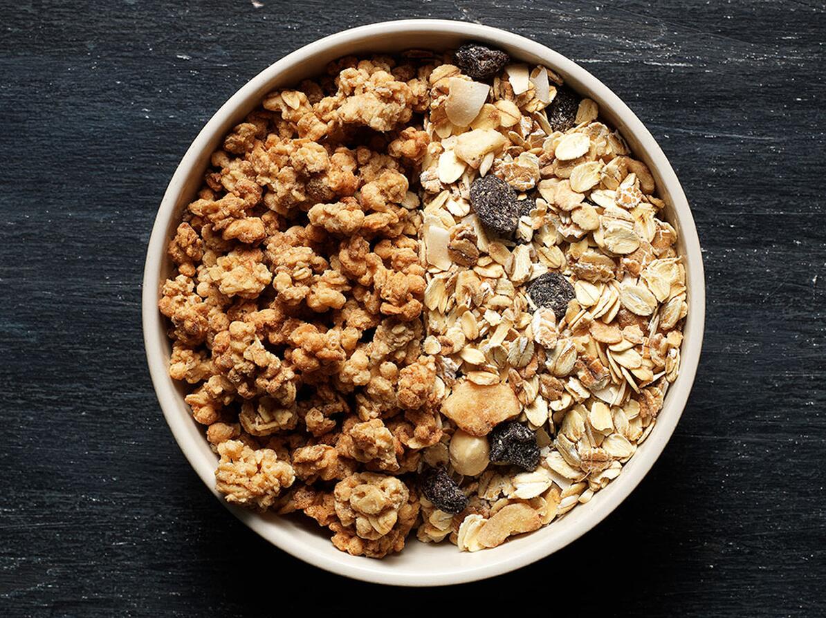 Granola er ristet, mens mysli ikke er ristet.