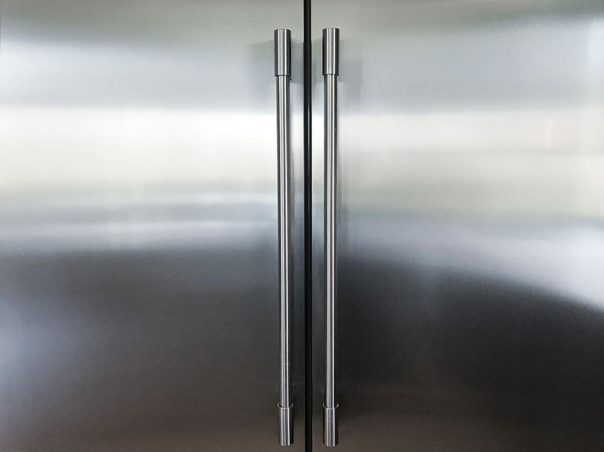 Forside af køleskab hvor du kan undgå bakterier ved at gøre det rent i 6 trin