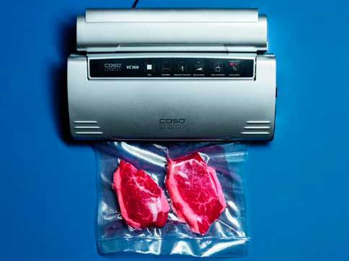 vakuummaskine har vakuumpakket 2 bøffer til sous vide.