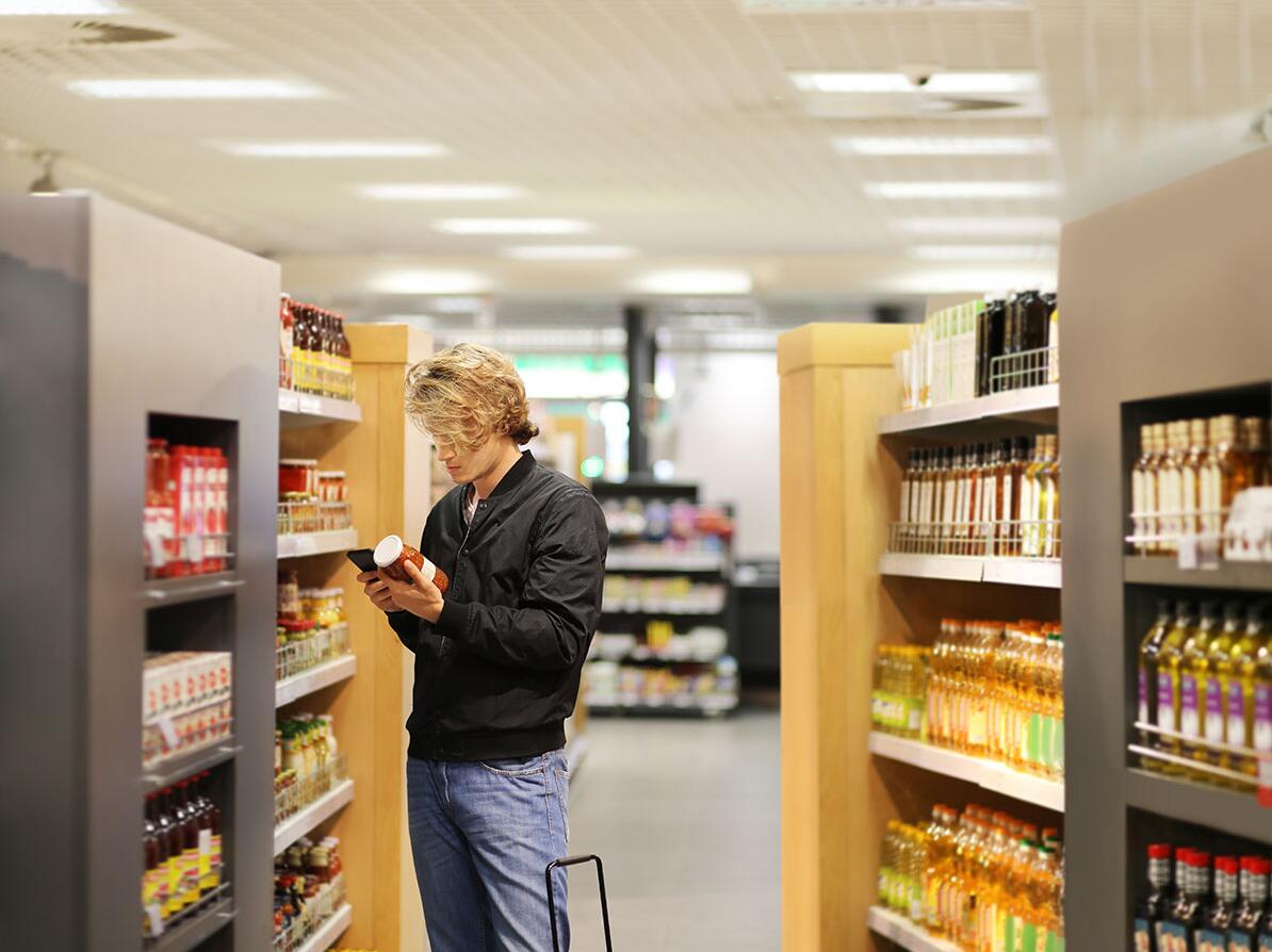 Person kigger på en vare i supermarkedet