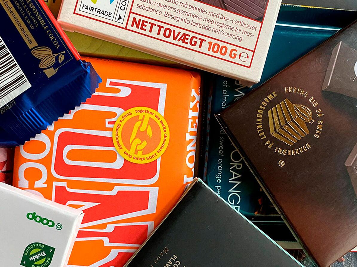 Bunke af forskellige pakker chokolade med bæredygtighedsmærker.