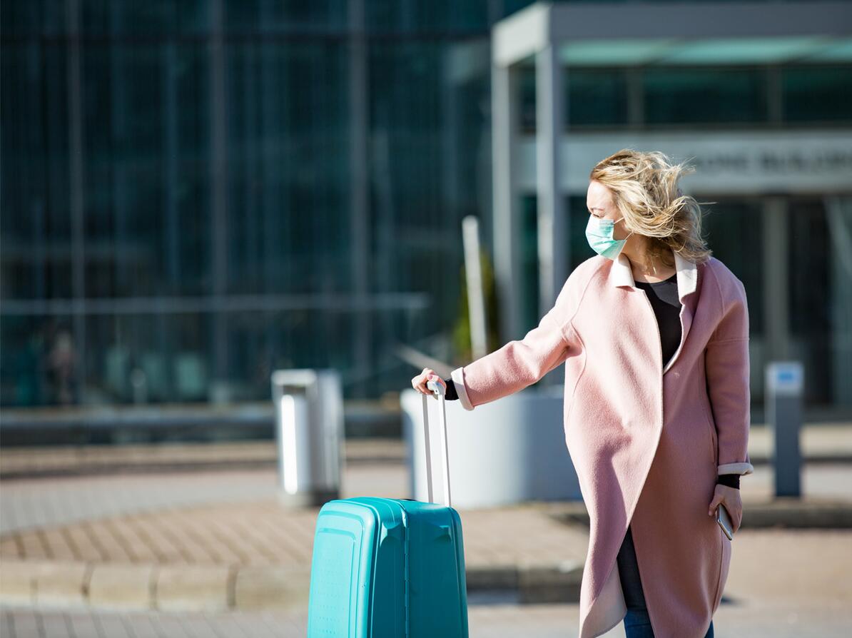 Kvinde ved lufthavn efter aflyst fly på grund af corona
