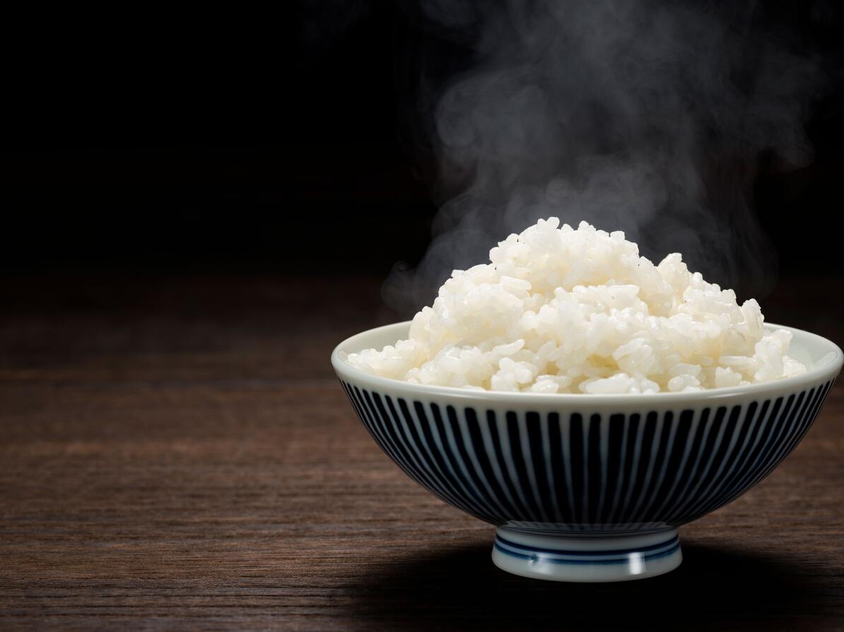 skål med nykogte ris, der damper. 