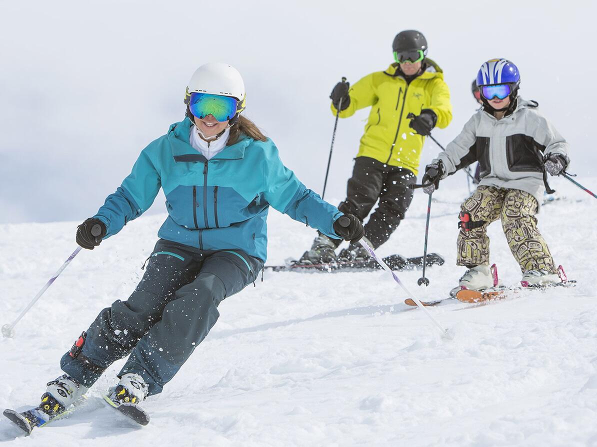Familie står på ski