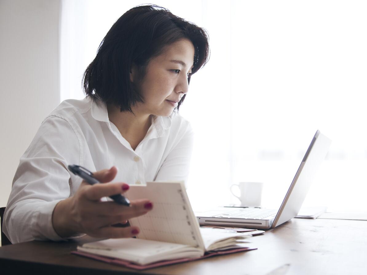 Kvinde kigger på sin sundhedsjournal på computeren
