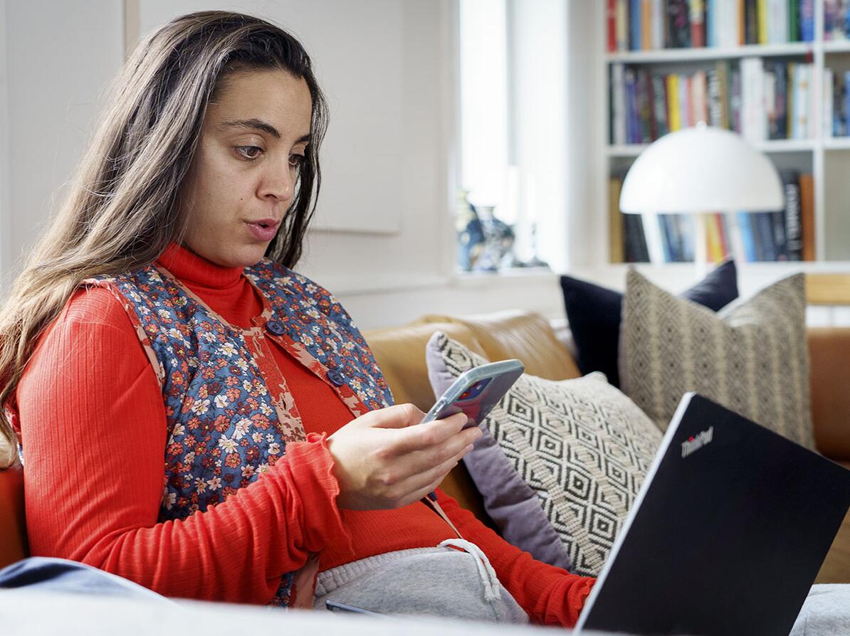 Kvinde med telefon og computer