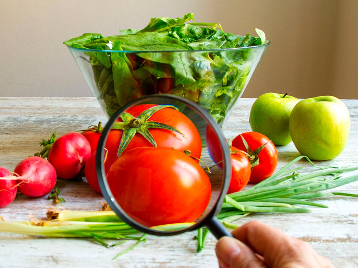 Frugt og grønt placeret på et bord 