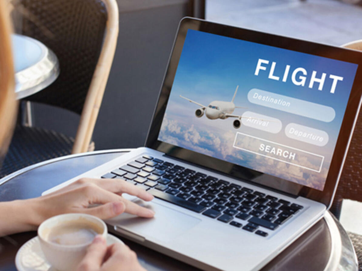 Person kigger på flyprisportal som Forbrugerrådet Tænk har anmeldt for vildledende markedsføring