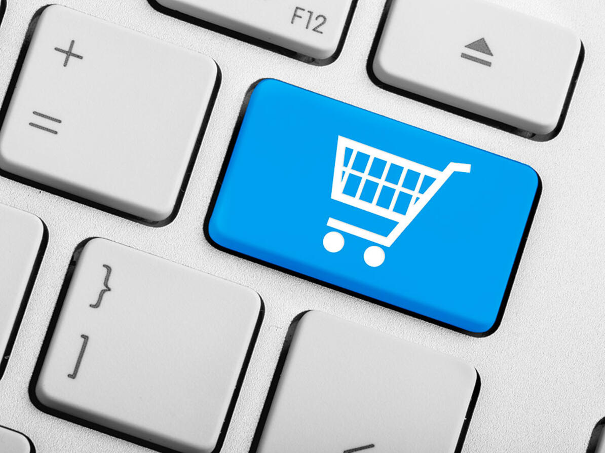 Tastatur hvor nogen shopper efter hvidevarer og elektronik