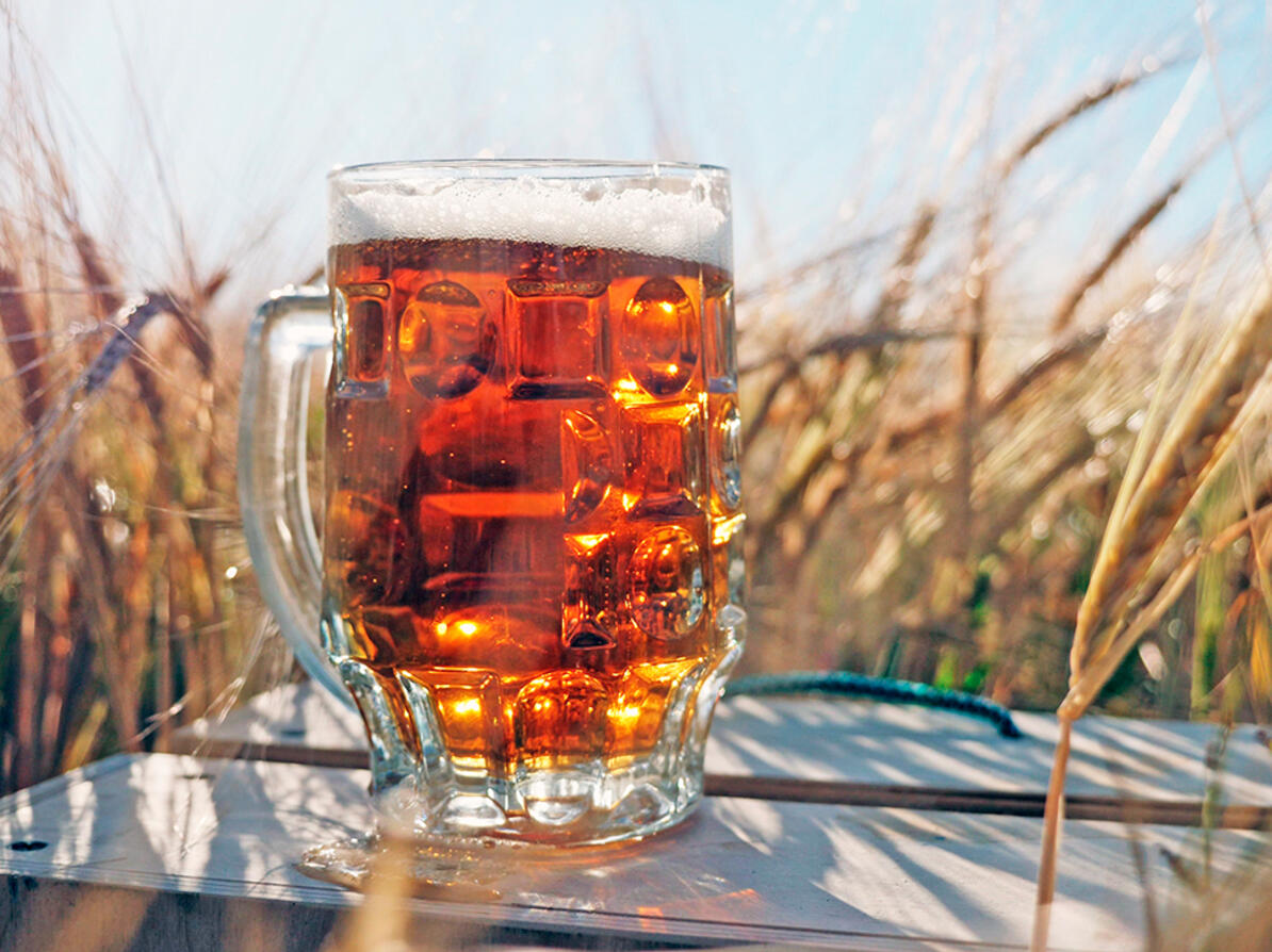 Ølglas med øl i, står ude i naturen