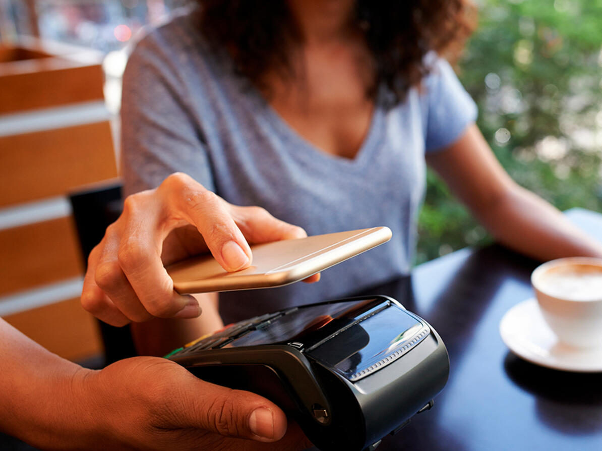kvinde betaler med applepay