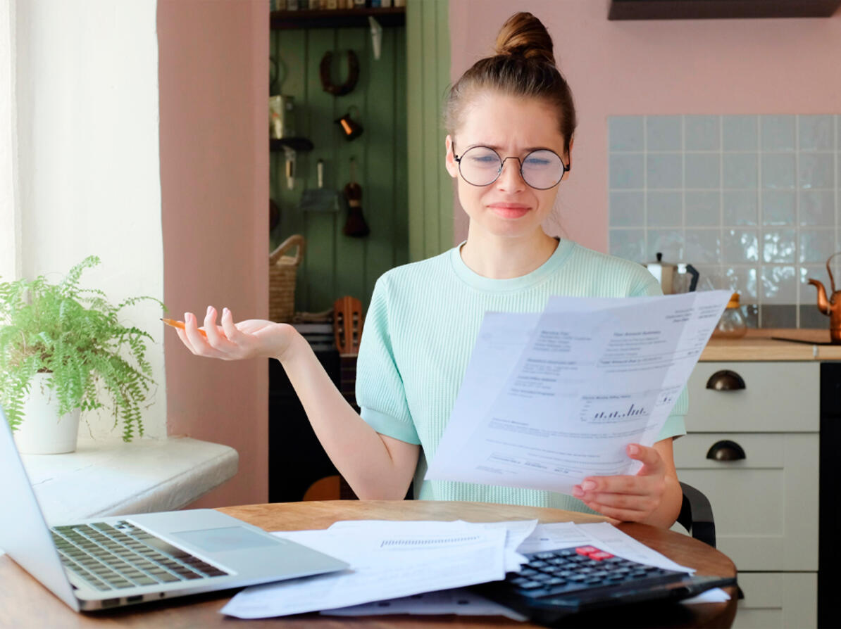 kvinde er utilfreds med sine regninger