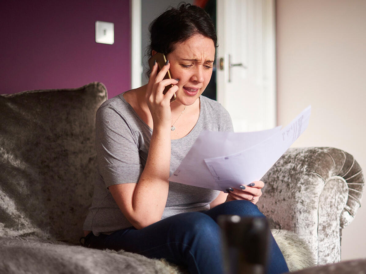 kvinde snakker i telefon om sin regning for kviklån