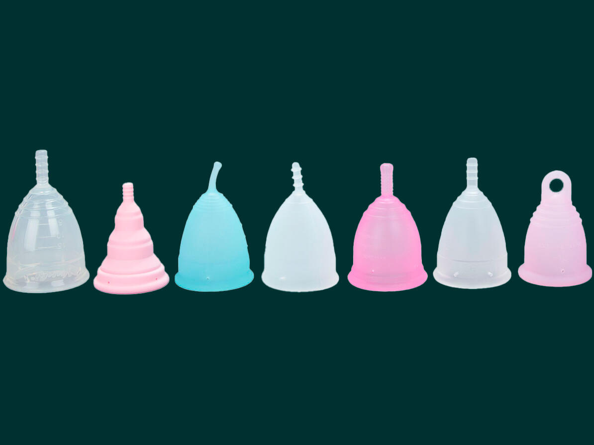 7 menstruationskopper i forskellige farver på række