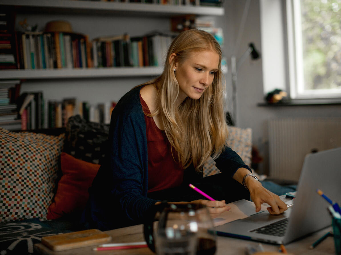 Kvinde kigger på sin webbank 