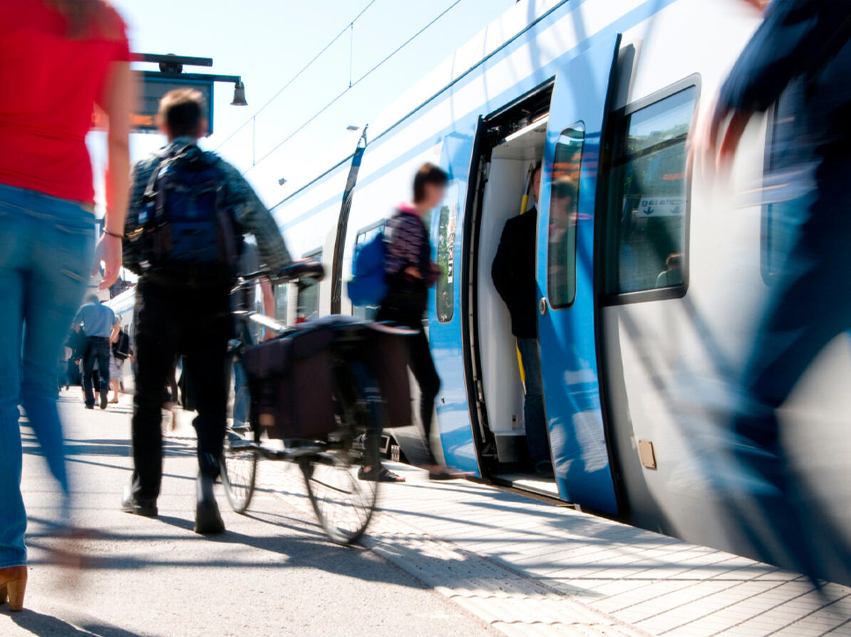passagerer tager offentlig transport