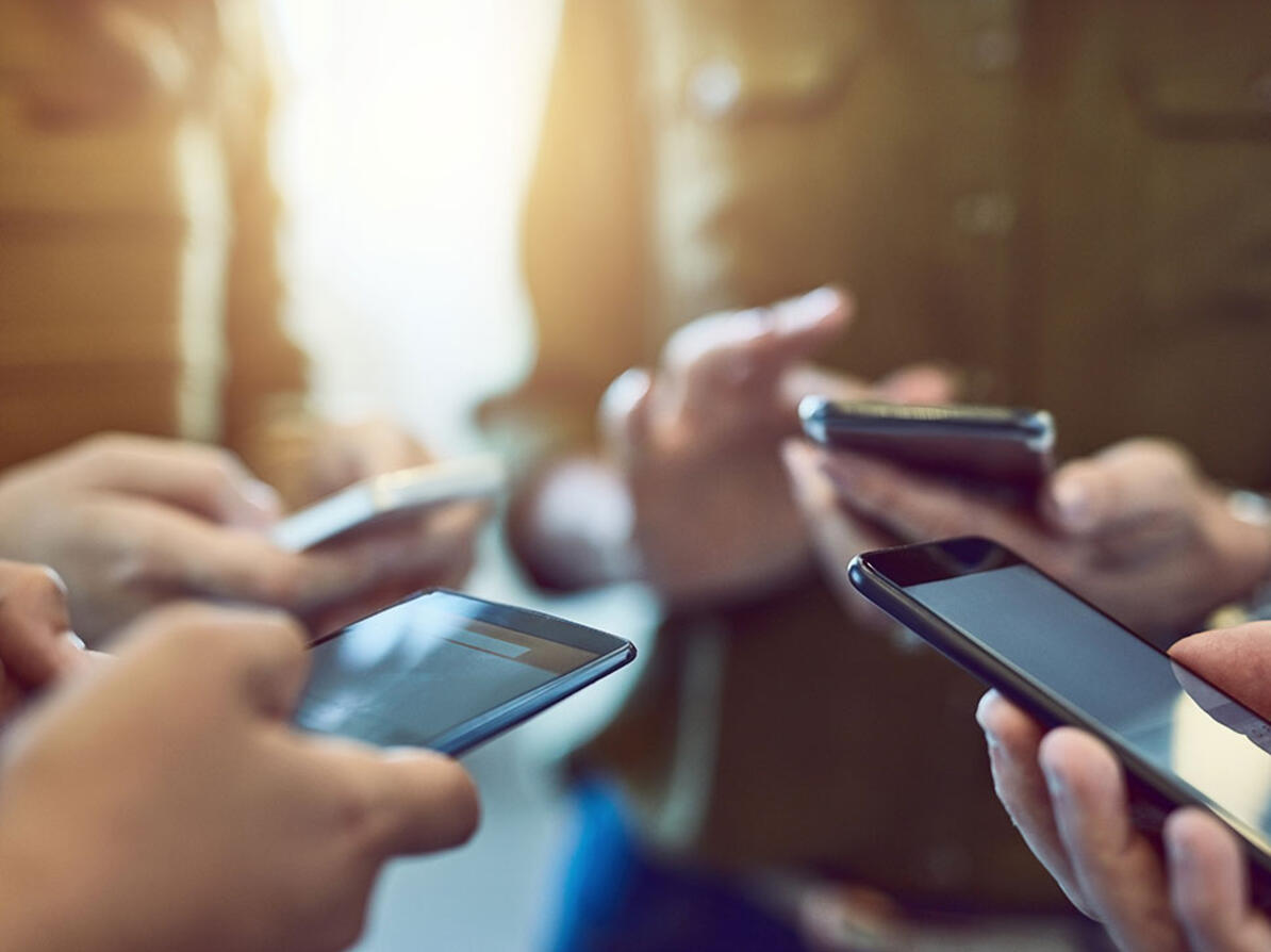 Gruppe kigger på prisportaler som gerne skulle finde de billigste mobilabonnementer