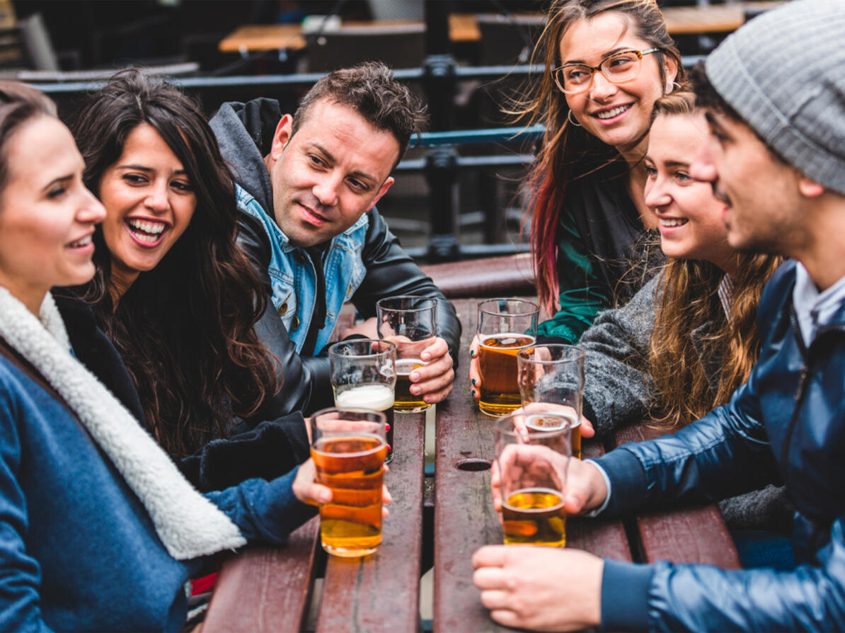 socialt samvær på pub med fadøl
